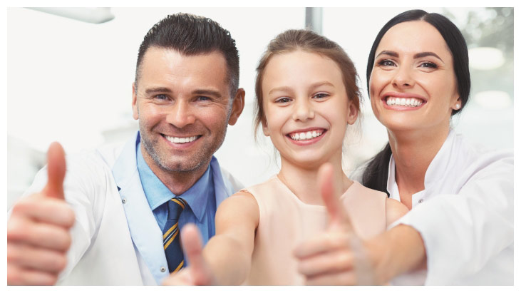 Dentists-with-young-girl-giving-thumbs-up